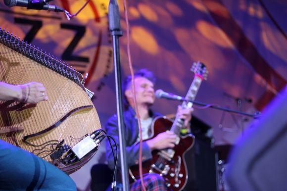 Перший день VINNYTSIA JAZZFEST: як співати без слів та грати на гітарі з цигаркової коробки на сайті 20minut.ua Перший день VINNYTSIA JAZZFEST: як співати без слів та грати на гітарі з цигаркової коробки, фото №6 на сайті 20minut.ua