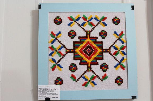 Ляльки-трансформери та вишивки фізиків — в краєзнавчому відкрилася виставка Ірини Савчук на сайті 20minut.ua Ляльки-трансформери та вишивки фізиків — в краєзнавчому відкрилася виставка Ірини Савчук, фото №8 на сайті 20minut.ua