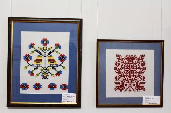 Ляльки-трансформери та вишивки фізиків — в краєзнавчому відкрилася виставка Ірини Савчук на сайті 20minut.ua Ляльки-трансформери та вишивки фізиків — в краєзнавчому відкрилася виставка Ірини Савчук, фото №9 на сайті 20minut.ua