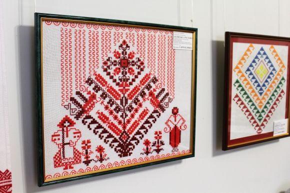 Ляльки-трансформери та вишивки фізиків — в краєзнавчому відкрилася виставка Ірини Савчук на сайті 20minut.ua Ляльки-трансформери та вишивки фізиків — в краєзнавчому відкрилася виставка Ірини Савчук, фото №6 на сайті 20minut.ua