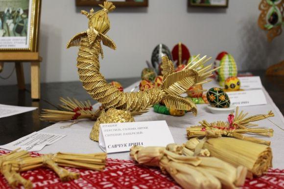 Ляльки-трансформери та вишивки фізиків — в краєзнавчому відкрилася виставка Ірини Савчук на сайті 20minut.ua Ляльки-трансформери та вишивки фізиків — в краєзнавчому відкрилася виставка Ірини Савчук, фото №2 на сайті 20minut.ua