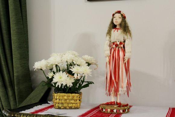 Ляльки-трансформери та вишивки фізиків — в краєзнавчому відкрилася виставка Ірини Савчук на сайті 20minut.ua Ляльки-трансформери та вишивки фізиків — в краєзнавчому відкрилася виставка Ірини Савчук, фото №7 на сайті 20minut.ua