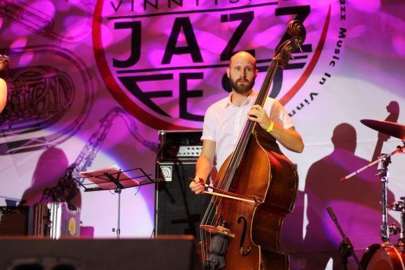 Перший день VINNYTSIA JAZZFEST: як співати без слів та грати на гітарі з цигаркової коробки на сайті 20minut.ua Перший день VINNYTSIA JAZZFEST: як співати без слів та грати на гітарі з цигаркової коробки, фото №15 на сайті 20minut.ua