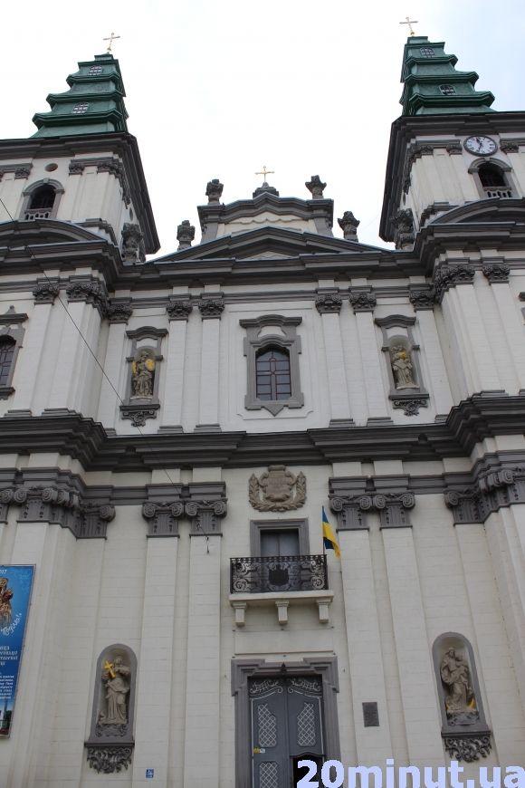 Скульптури на Катедрі покривають сусальним золотом на сайті 20minut.ua Скульптури на Катедрі покривають сусальним золотом, фото №1 на сайті 20minut.ua