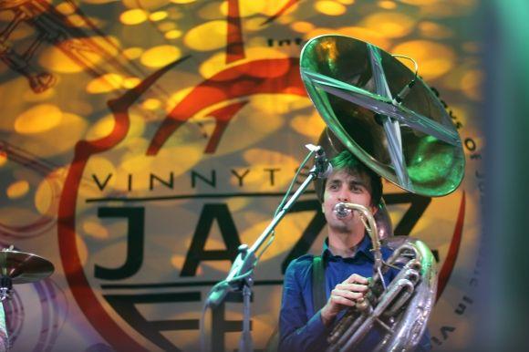 JAZZFEST: один джазмен «довів» до сліз, інші — витягнули танцювати півзали на сайті 20minut.ua JAZZFEST: один джазмен «довів» до сліз, інші — витягнули танцювати півзали, фото №23 на сайті 20minut.ua