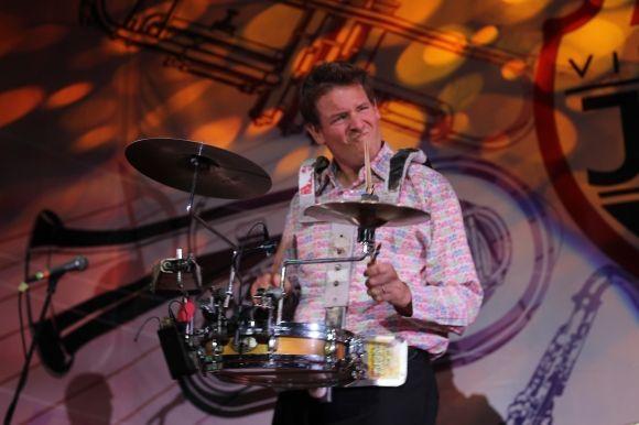 JAZZFEST: один джазмен «довів» до сліз, інші — витягнули танцювати півзали на сайті 20minut.ua JAZZFEST: один джазмен «довів» до сліз, інші — витягнули танцювати півзали, фото №33 на сайті 20minut.ua