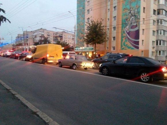Через ДТП на Келецькій утворився затор від Урожаю до 600-річчя на сайті 20minut.ua Через ДТП на Келецькій утворився затор від Урожаю до 600-річчя, фото №1 на сайті 20minut.ua