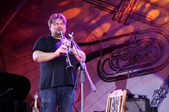 Перший день VINNYTSIA JAZZFEST: як співати без слів та грати на гітарі з цигаркової коробки на сайті 20minut.ua Перший день VINNYTSIA JAZZFEST: як співати без слів та грати на гітарі з цигаркової коробки, фото №11 на сайті 20minut.ua