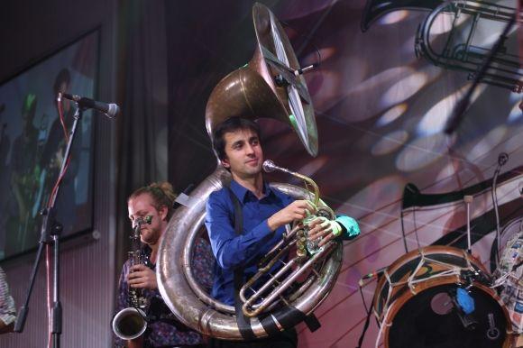 JAZZFEST: один джазмен «довів» до сліз, інші — витягнули танцювати півзали на сайті 20minut.ua JAZZFEST: один джазмен «довів» до сліз, інші — витягнули танцювати півзали, фото №31 на сайті 20minut.ua