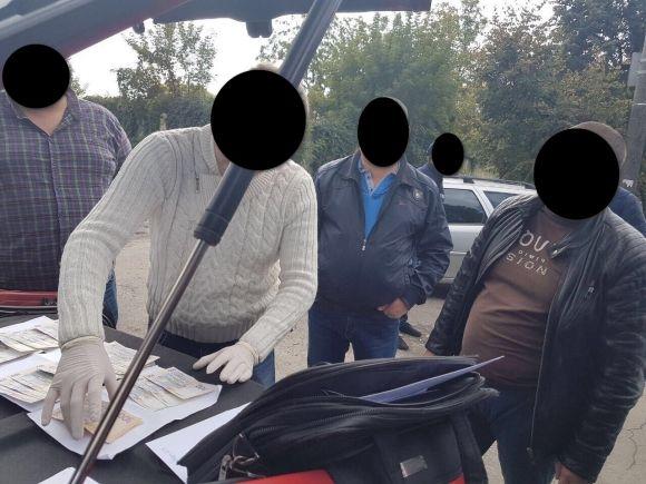 На Кам'янецькій затримали посадовця Хмельницької РДА, який взяв 12 000 гривень хабара, фото №1 на сайті vsim.ua