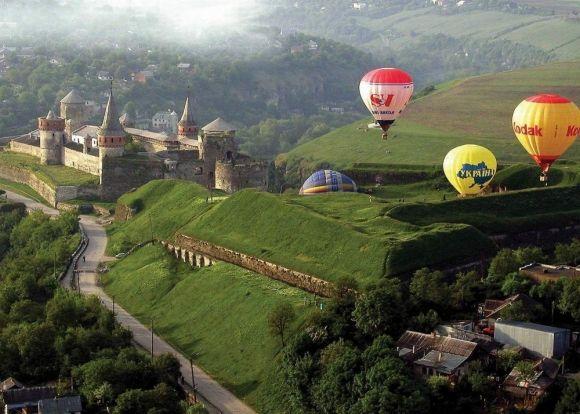 Куди поїхати в жовтні:  День міста в Чернівцях  та фестиваль повітряних куль в Кам'янці-Подільському на сайті 20minut.ua Куди поїхати в жовтні:  День міста в Чернівцях  та фестиваль повітряних куль в Кам'янці-Подільському, фото №1 на сайті 20minut.ua