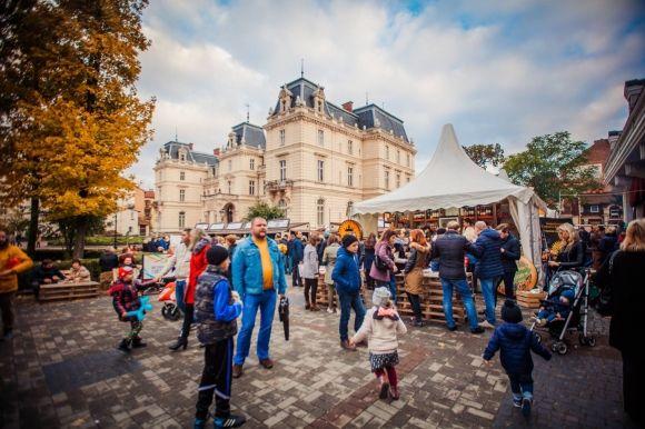 Куди поїхати в жовтні:  День міста в Чернівцях  та фестиваль повітряних куль в Кам'янці-Подільському на сайті 20minut.ua Куди поїхати в жовтні:  День міста в Чернівцях  та фестиваль повітряних куль в Кам'янці-Подільському, фото №4 на сайті 20minut.ua