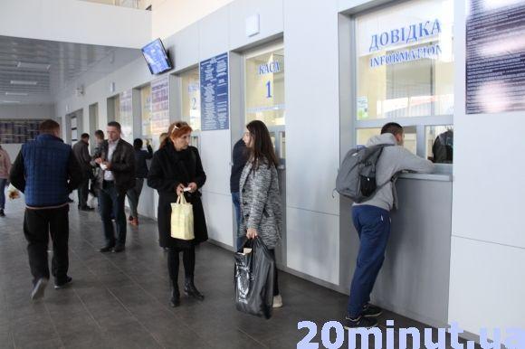 Через вибухи біля Калинівки відмінили потяги у вінницькому напрямку. Але паніки на вокзалі немає на сайті 20minut.ua Через вибухи біля Калинівки відмінили потяги у вінницькому напрямку. Але паніки на вокзалі немає, фото №2 на сайті 20minut.ua