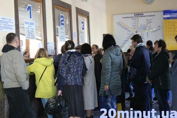 Через вибухи біля Калинівки відмінили потяги у вінницькому напрямку. Але паніки на вокзалі немає на сайті 20minut.ua Через вибухи біля Калинівки відмінили потяги у вінницькому напрямку. Але паніки на вокзалі немає, фото №1 на сайті 20minut.ua