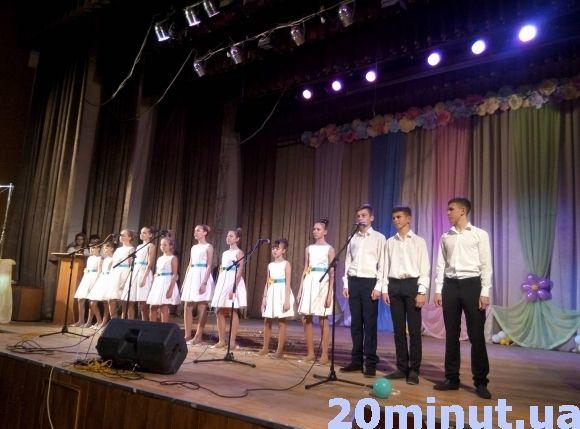 Працівників освіти Кам`янця привітали з професійним святом на сайті 20minut.ua Працівників освіти Кам`янця привітали з професійним святом, фото №4 на сайті 20minut.ua