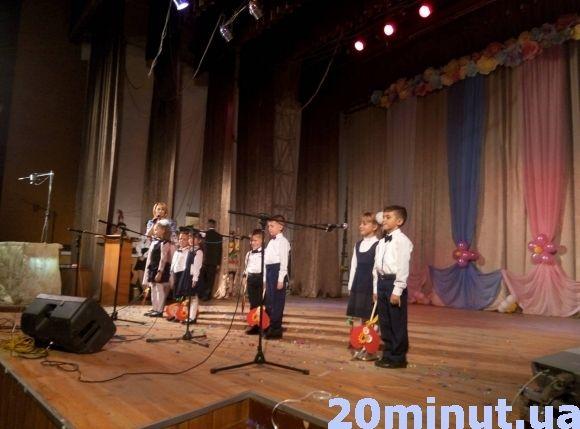 Працівників освіти Кам`янця привітали з професійним святом на сайті 20minut.ua Працівників освіти Кам`янця привітали з професійним святом, фото №5 на сайті 20minut.ua