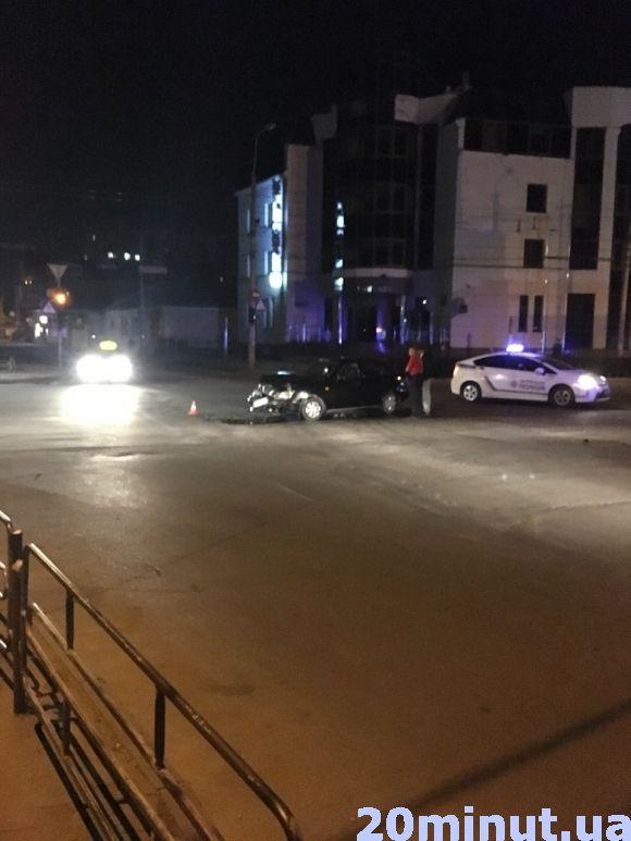 В ДТП біля ринку перекинулось поліцейське авто Renault Duster (ОНОВЛЕНО) на сайті 20minut.ua В ДТП біля ринку перекинулось поліцейське авто Renault Duster (ОНОВЛЕНО), фото №2 на сайті 20minut.ua