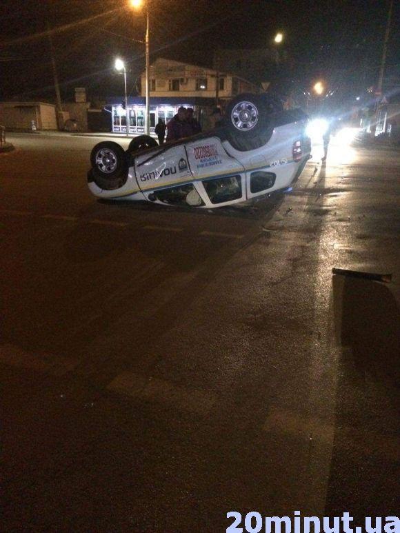 В ДТП біля ринку перекинулось поліцейське авто Renault Duster (ОНОВЛЕНО) на сайті 20minut.ua В ДТП біля ринку перекинулось поліцейське авто Renault Duster (ОНОВЛЕНО), фото №1 на сайті 20minut.ua