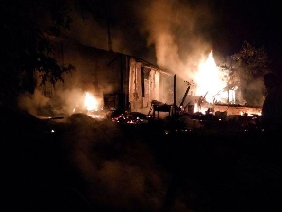 На Дунаєвеччині ціле подвір’я охопило вогнем на сайті vsim.ua На Дунаєвеччині ціле подвір’я охопило вогнем, фото №1 на сайті vsim.ua