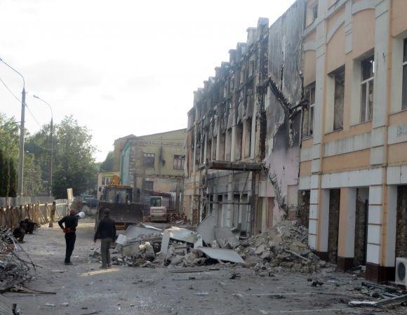 На Старокостянтинівському шосе розбирають згорілу меблеву фабрику на сайті vsim.ua На Старокостянтинівському шосе розбирають згорілу меблеву фабрику, фото №1 на сайті vsim.ua