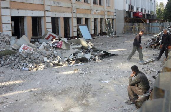 На Старокостянтинівському шосе розбирають згорілу меблеву фабрику на сайті vsim.ua На Старокостянтинівському шосе розбирають згорілу меблеву фабрику, фото №2 на сайті vsim.ua