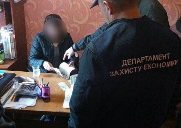 На Хмельниччині керівницю держпідприємства  спіймали на хабарі, фото №2 на сайті vsim.ua