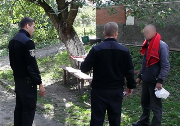 У Хмельницькому районі 27-річний чоловік підрізав батька на сайті vsim.ua У Хмельницькому районі 27-річний чоловік підрізав батька, фото №1 на сайті vsim.ua