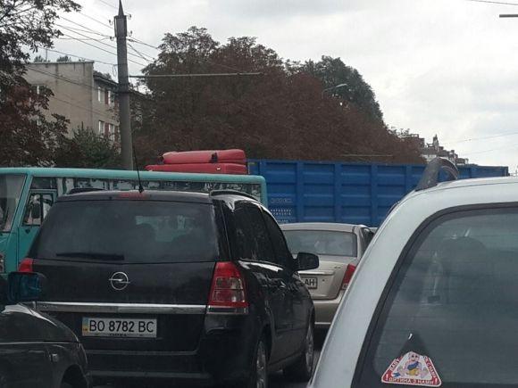 Біля "Універсаму" затори. Вантажівка перегородила дорогу, фото №1 на сайті 20minut.ua
