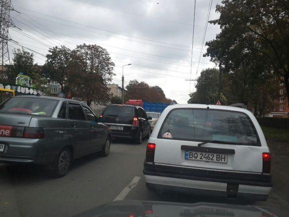 Біля "Універсаму" затори. Вантажівка перегородила дорогу, фото №4 на сайті 20minut.ua