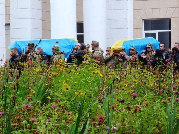 У Старокостянтинові попрощалися із пілотами, які загинули під час авіакатастрофи на сайті vsim.ua У Старокостянтинові попрощалися із пілотами, які загинули під час авіакатастрофи, фото №4 на сайті vsim.ua