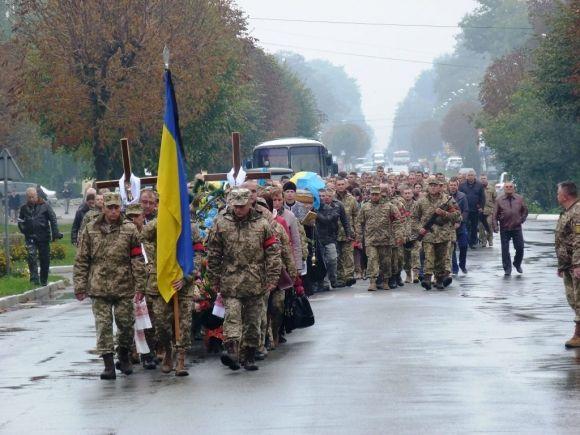 У Старокостянтинові попрощалися із пілотами, які загинули під час авіакатастрофи на сайті vsim.ua У Старокостянтинові попрощалися із пілотами, які загинули під час авіакатастрофи, фото №3 на сайті vsim.ua
