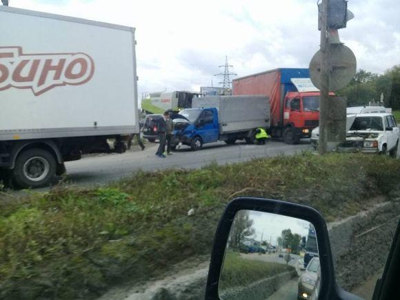 На Гаївському перехресті ДТП. Зіткнулися "жигуль" та Fоrd Transit на сайті 20minut.ua На Гаївському перехресті ДТП. Зіткнулися "жигуль" та Fоrd Transit, фото №2 на сайті 20minut.ua
