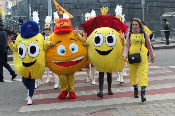 Понад тисяча усміхнених облич. У Вінниці пройшов Smile-парад на сайті 20minut.ua Понад тисяча усміхнених облич. У Вінниці пройшов Smile-парад, фото №1 на сайті 20minut.ua