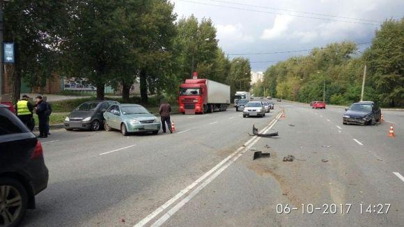 На проспекті Миру зіткнулися три іномарки. Постраждав водій, фото №2 на сайті vsim.ua