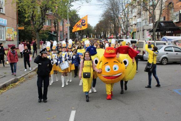 Понад тисяча усміхнених облич. У Вінниці пройшов Smile-парад на сайті 20minut.ua Понад тисяча усміхнених облич. У Вінниці пройшов Smile-парад, фото №3 на сайті 20minut.ua