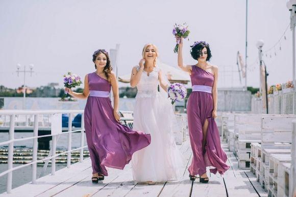 На весіллі у тернополян був парад офіціантів та ретро-автомобіль Maybach на сайті 20minut.ua На весіллі у тернополян був парад офіціантів та ретро-автомобіль Maybach, фото №1 на сайті 20minut.ua