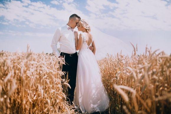 На весіллі у тернополян був парад офіціантів та ретро-автомобіль Maybach на сайті 20minut.ua На весіллі у тернополян був парад офіціантів та ретро-автомобіль Maybach, фото №2 на сайті 20minut.ua