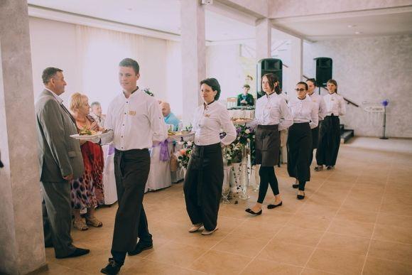 На весіллі у тернополян був парад офіціантів та ретро-автомобіль Maybach на сайті 20minut.ua На весіллі у тернополян був парад офіціантів та ретро-автомобіль Maybach, фото №7 на сайті 20minut.ua