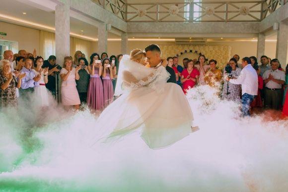 На весіллі у тернополян був парад офіціантів та ретро-автомобіль Maybach на сайті 20minut.ua На весіллі у тернополян був парад офіціантів та ретро-автомобіль Maybach, фото №5 на сайті 20minut.ua