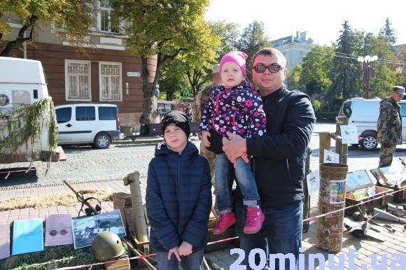 Зброю з АТО демонструють тернополянам на Театралці на сайті 20minut.ua Зброю з АТО демонструють тернополянам на Театралці, фото №1 на сайті 20minut.ua