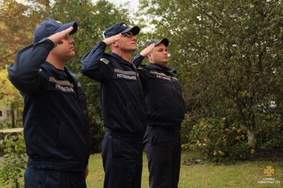 Тернопільські рятувальники вшанували пам'ять колеги, який загинув рятуючи життя людей, фото №3 на сайті 20minut.ua