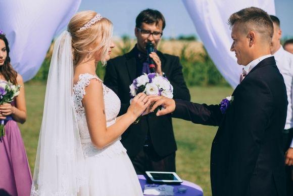 На весіллі у тернополян був парад офіціантів та ретро-автомобіль Maybach на сайті 20minut.ua На весіллі у тернополян був парад офіціантів та ретро-автомобіль Maybach, фото №4 на сайті 20minut.ua