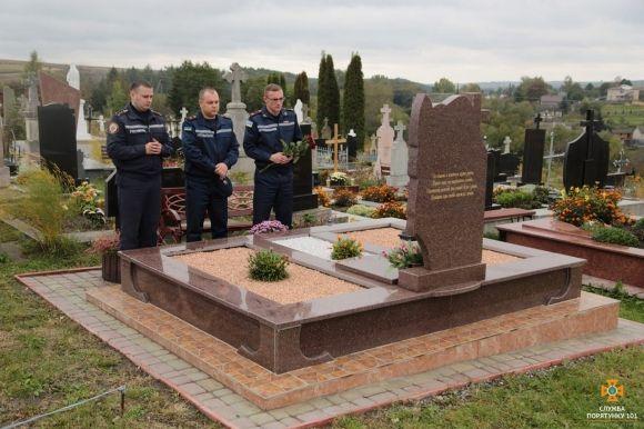 Тернопільські рятувальники вшанували пам'ять колеги, який загинув рятуючи життя людей, фото №1 на сайті 20minut.ua