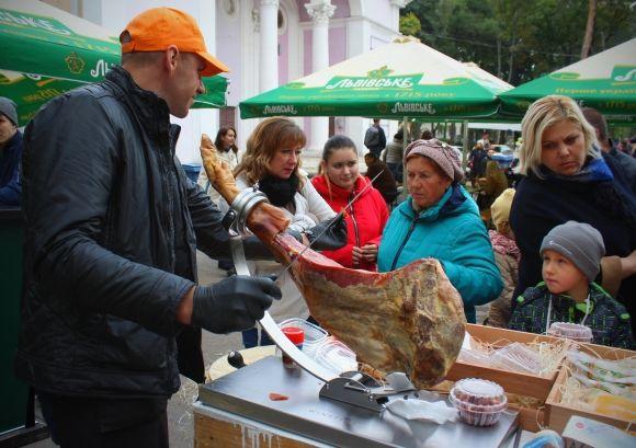 Як проходить «Vinnytsia Food Weekend»: «кілометрові» черги за делікатесами на сайті 20minut.ua Як проходить «Vinnytsia Food Weekend»: «кілометрові» черги за делікатесами, фото №11 на сайті 20minut.ua