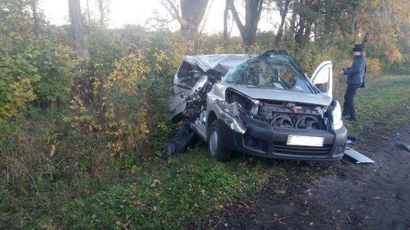 Під Вінницею зіткнулися БТР та «Peugeot». Водія легковика забрала «швидка» на сайті 20minut.ua Під Вінницею зіткнулися БТР та «Peugeot». Водія легковика забрала «швидка», фото №1 на сайті 20minut.ua