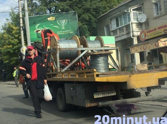 Фото дня: біля "шостого магазину" прокладають дроти для нової тролейбусної лінії на сайті 20minut.ua Фото дня: біля "шостого магазину" прокладають дроти для нової тролейбусної лінії, фото №1 на сайті 20minut.ua