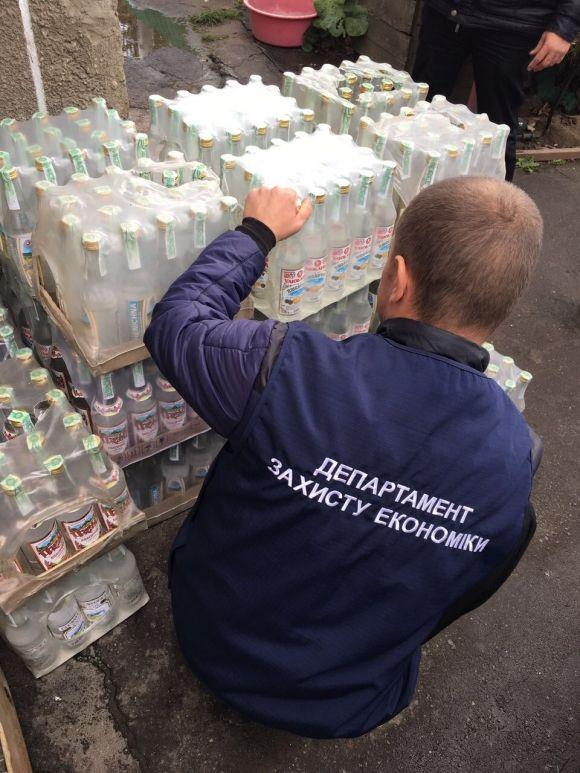 У Шепетівському районі виявили підпільний цех з алкоголем на сайті vsim.ua У Шепетівському районі виявили підпільний цех з алкоголем, фото №1 на сайті vsim.ua