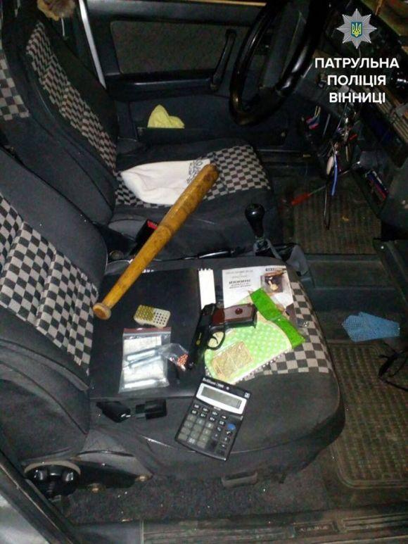 ДТП на Хмельницькому шосе: у одного із водіїв знайшли зброю, набої та біту, фото №1 на сайті 20minut.ua