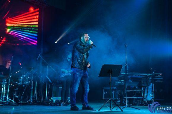 Від косухи до смокінга! Чим на концерті вражав Вінницю Олександр Пономарьов? на сайті 20minut.ua Від косухи до смокінга! Чим на концерті вражав Вінницю Олександр Пономарьов?, фото №14 на сайті 20minut.ua