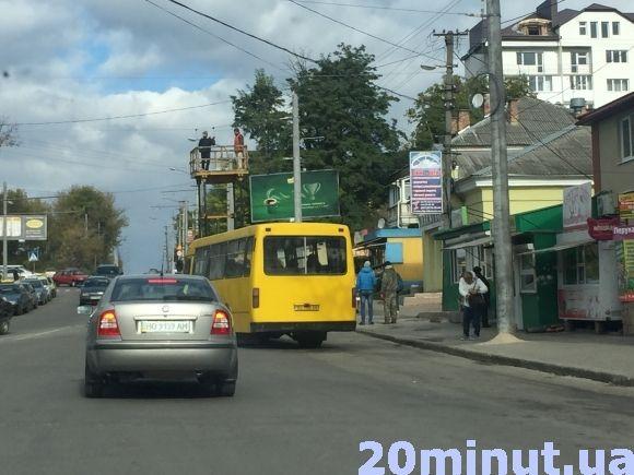 Фото дня: біля "шостого магазину" прокладають дроти для нової тролейбусної лінії на сайті 20minut.ua Фото дня: біля "шостого магазину" прокладають дроти для нової тролейбусної лінії, фото №2 на сайті 20minut.ua